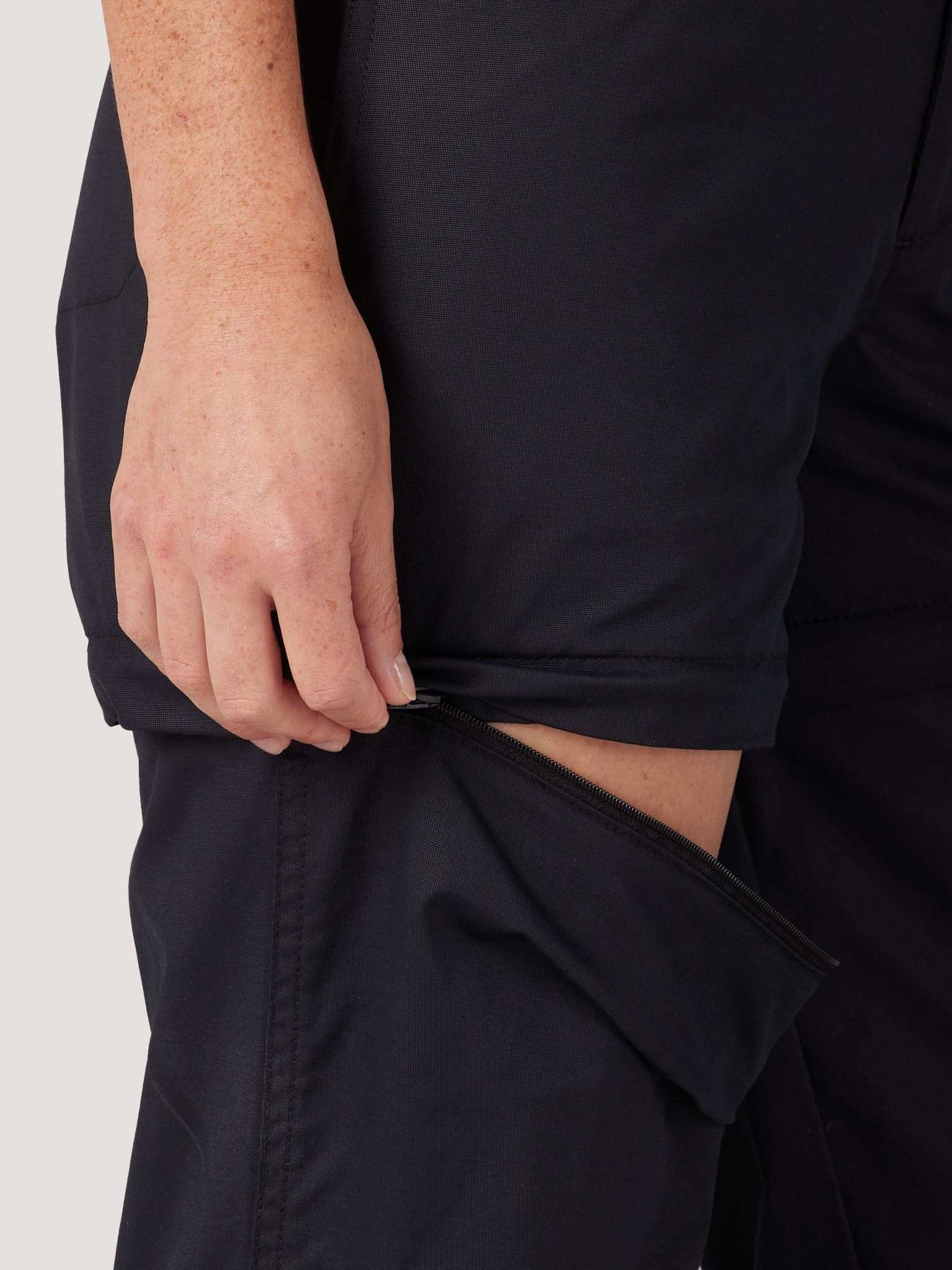 Packable Zipoff Pant in Black Hosen Wrangler   