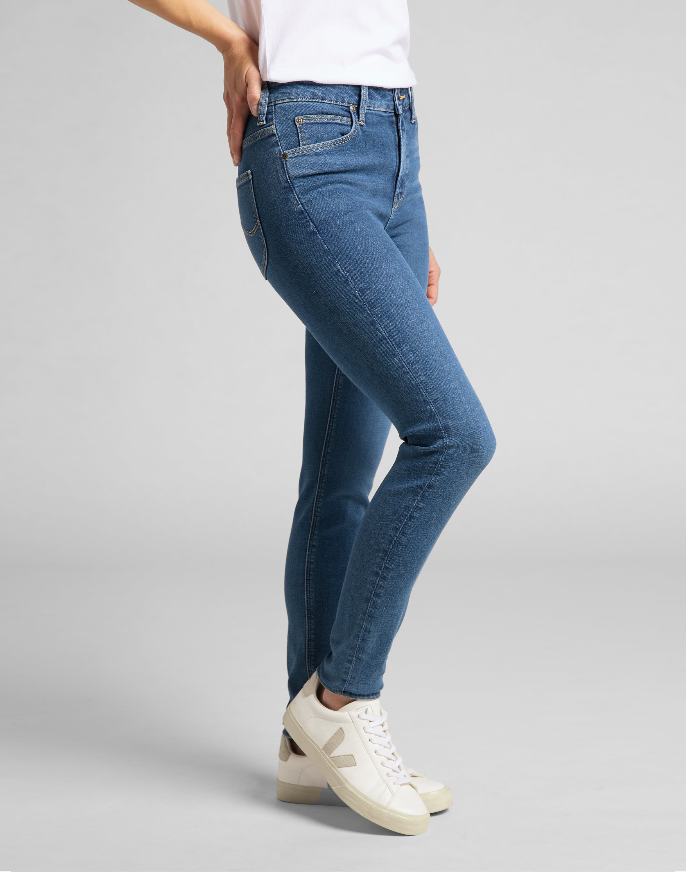 Scarlett High in Mid Madison Jeans Lee   