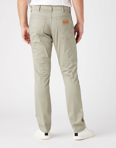 Texas Slim Trousers in Vetiver Green Hosen Wrangler   