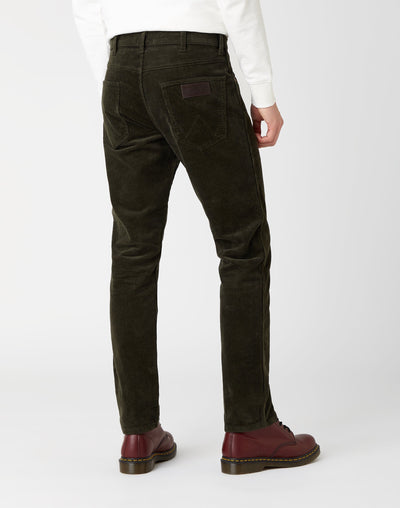 Greensboro Corduroy in Militare Green Hosen Wrangler   