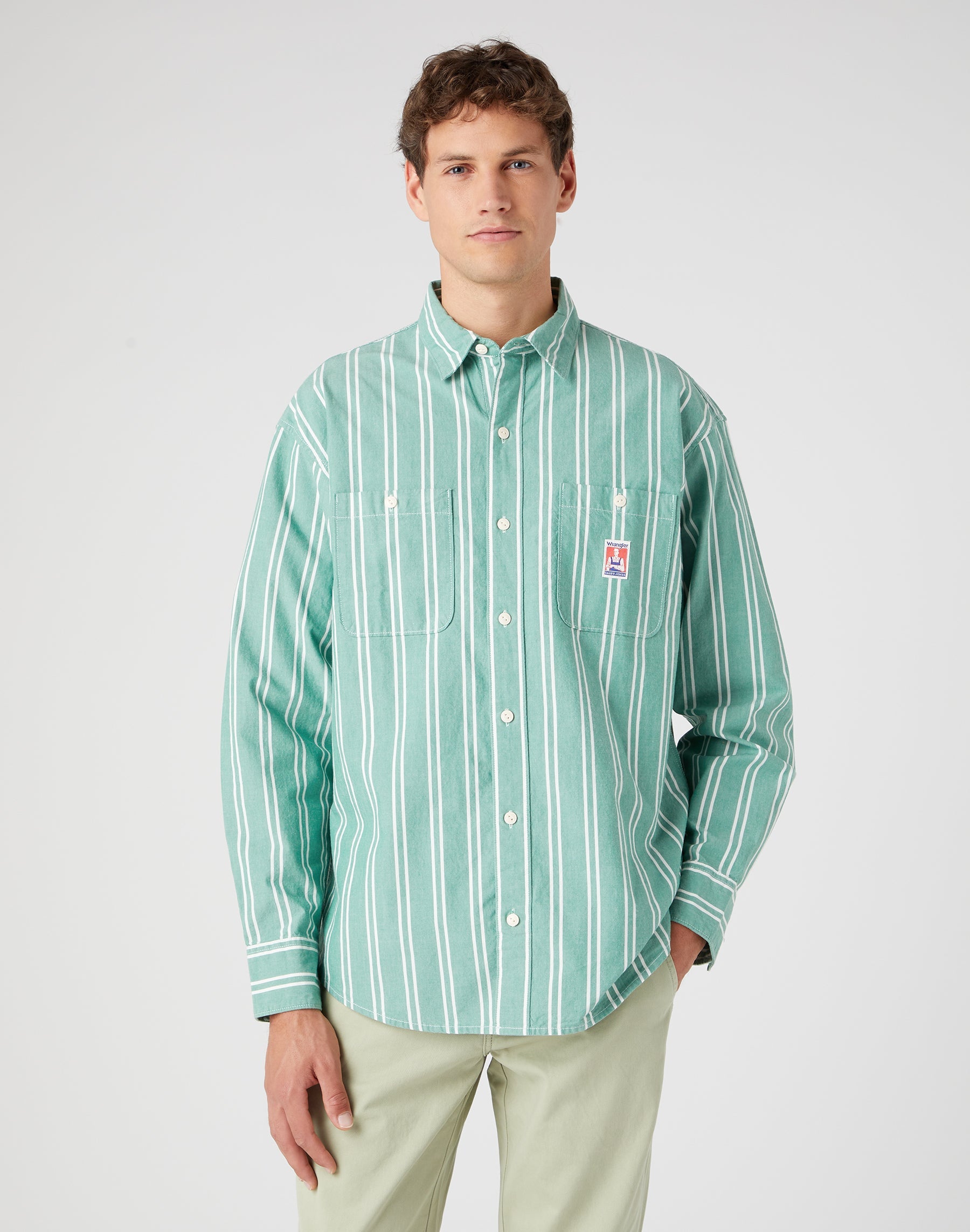Casey Jones Two Pocket Utility Shirt in Pine Green Hemden Wrangler   