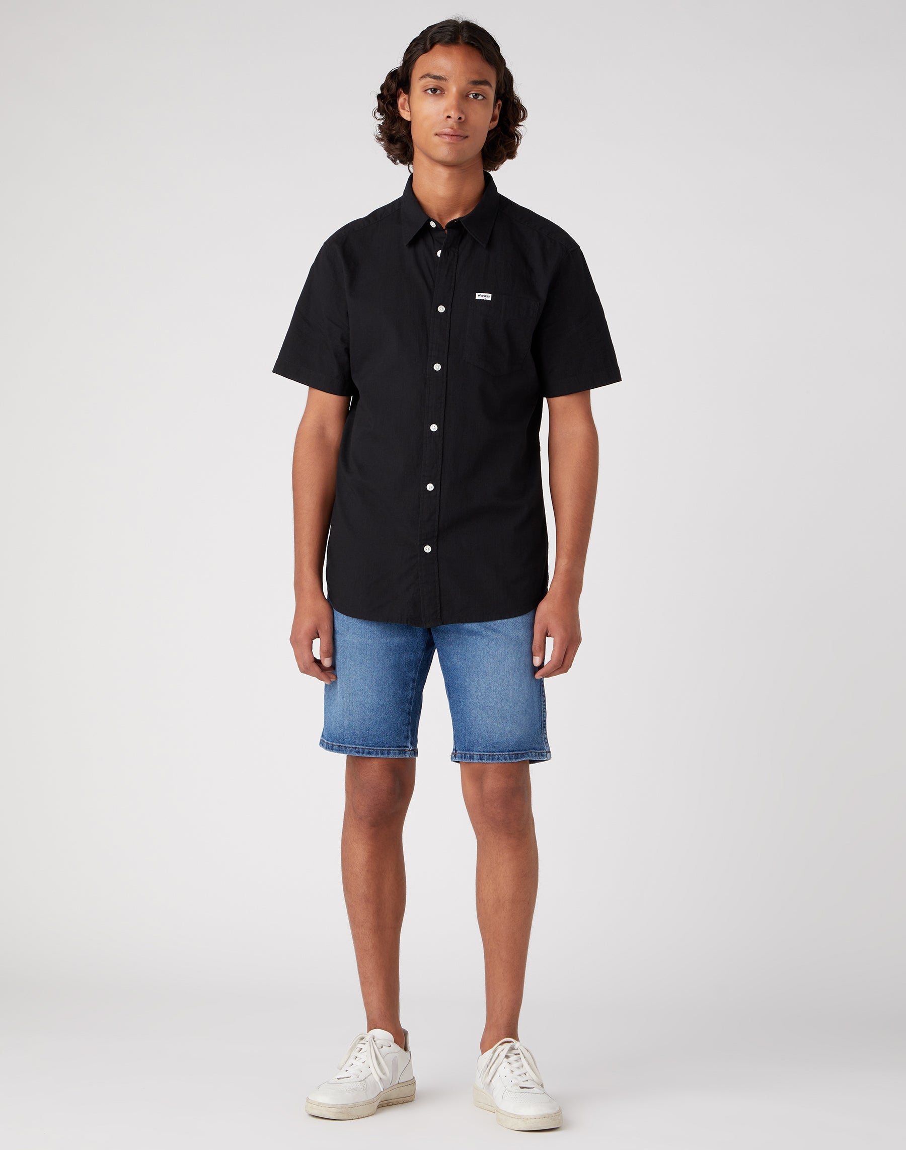 Short Sleeve One Pocket Shirt in Black Hemden Wrangler   