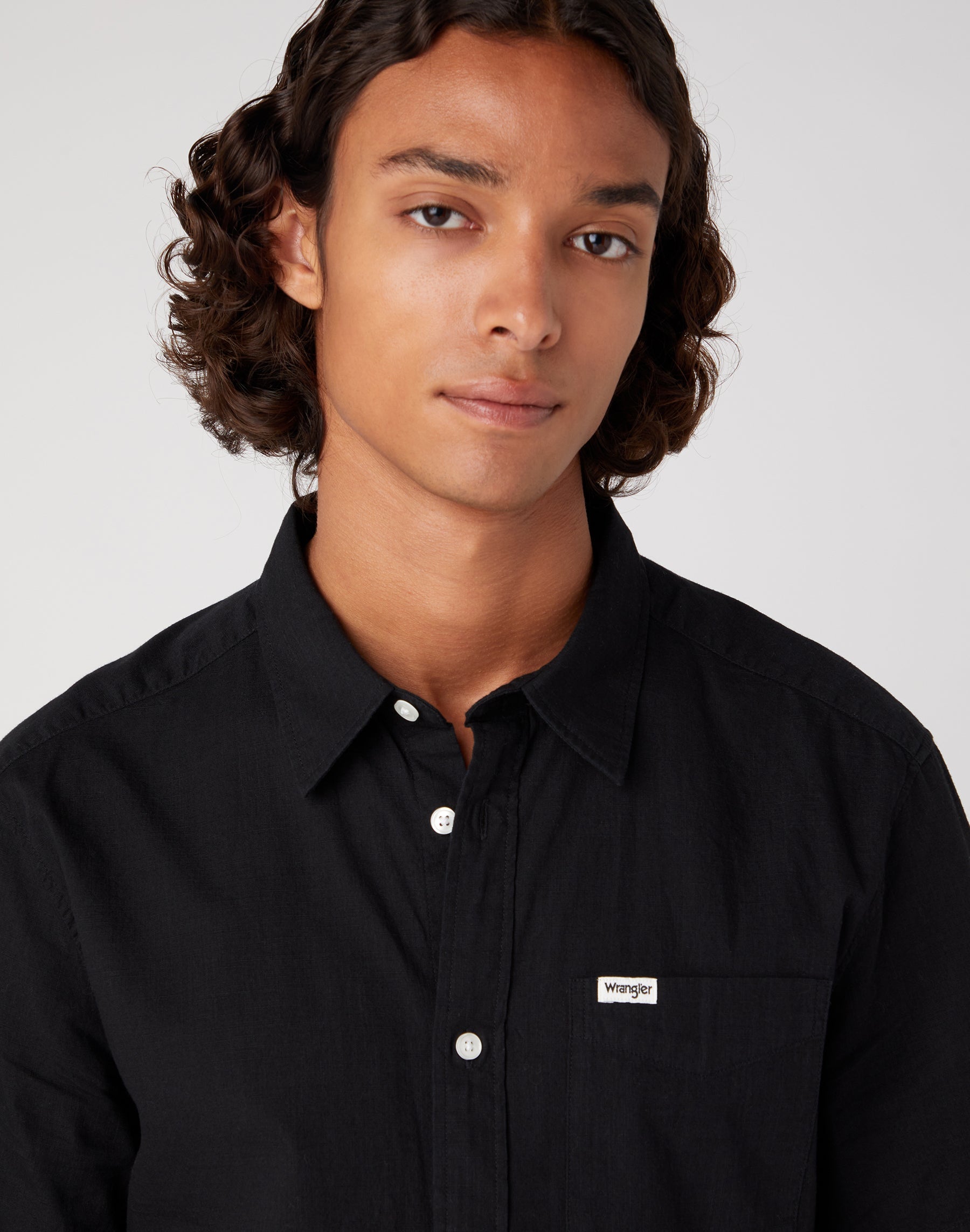 Short Sleeve One Pocket Shirt in Black Hemden Wrangler   
