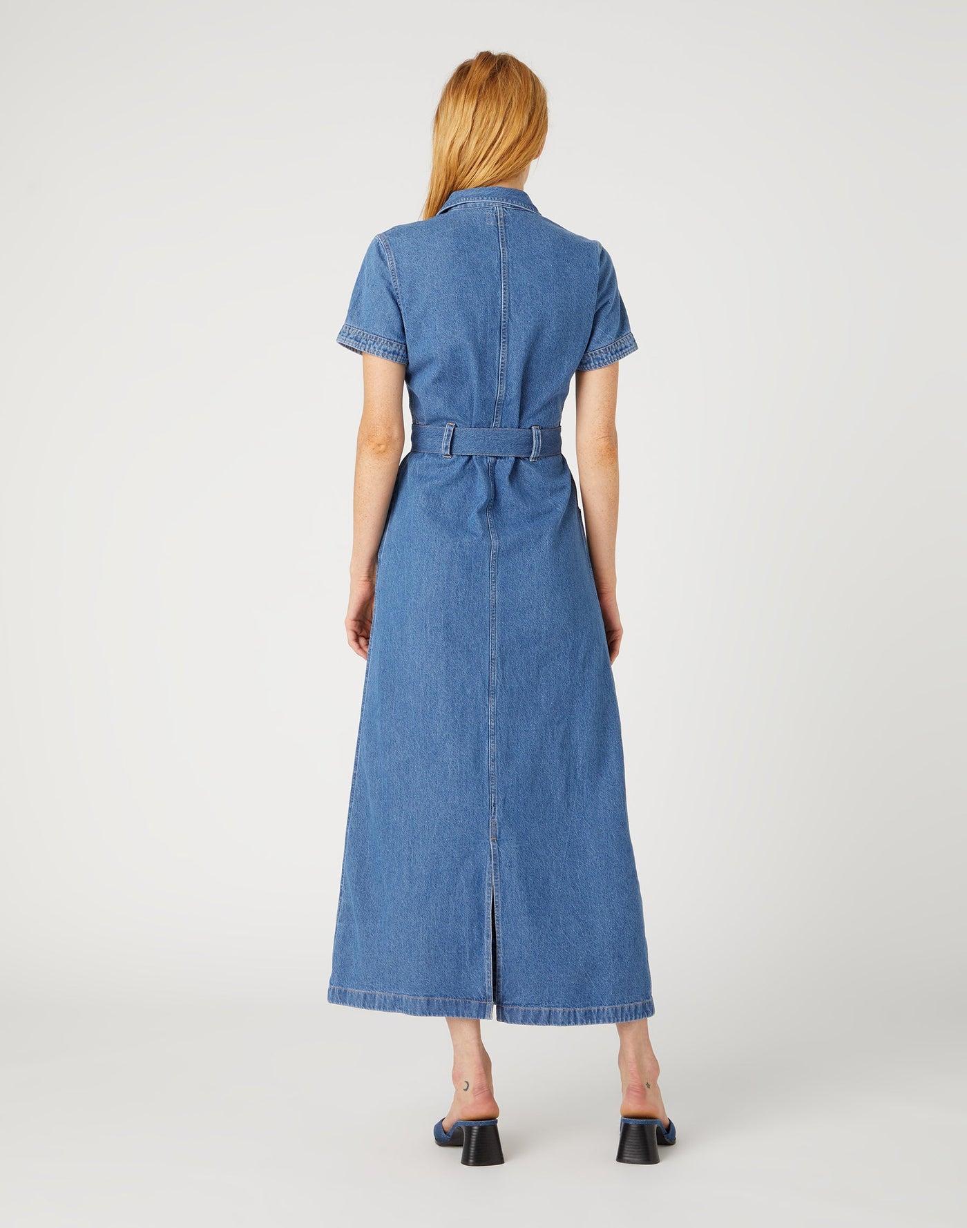 Seamed Short Sleeve Dress in Mid Stonewash Jeanskleid Wrangler   
